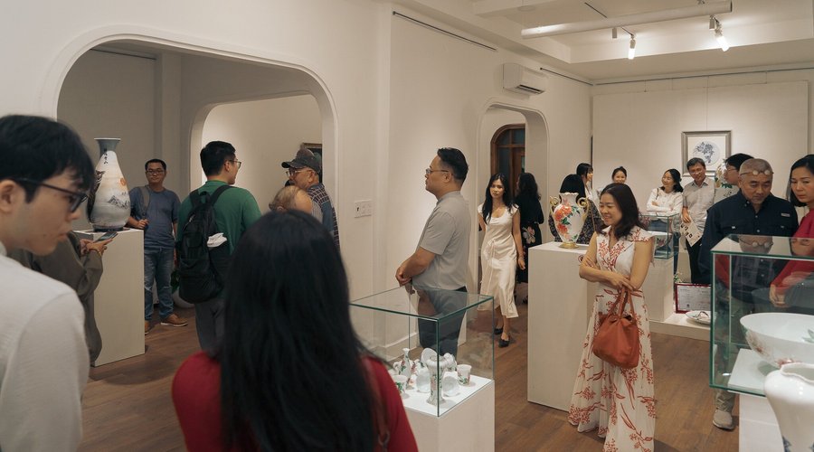 "Hoa trên sứ"exhibition