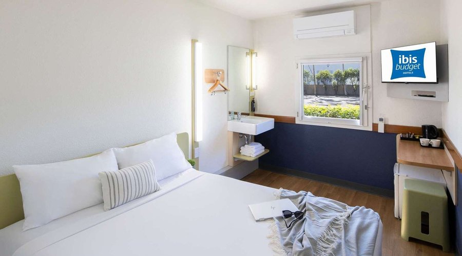 Guest room bath