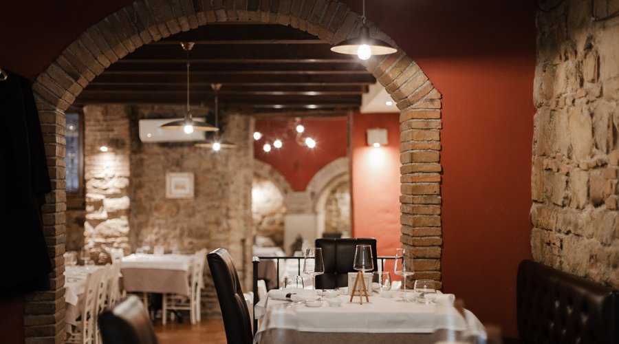 Locale storico, con pareti in pietra che ne esaltano il carattere autentico. Le travi in legno a vista conferiscono calore e un’atmosfera accogliente, rendendo l'ambiente suggestivo e conviviale. Ogni angolo racconta la storia del luogo, creando un equilibrio perfetto tra eleganza e tradizione.
