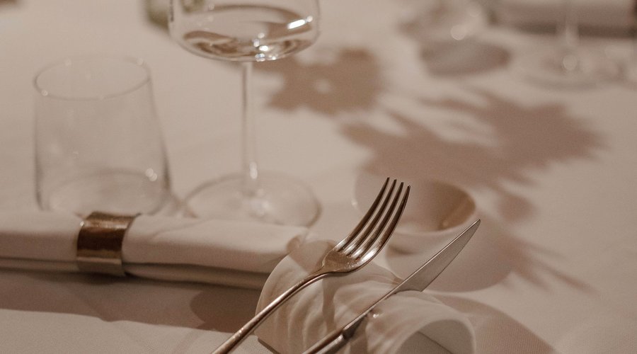 Nel nostro ristorante, l’attenzione per l’apparecchiatura è fondamentale. Utilizziamo tovaglie e tovaglioli in tessuto e una mise en place curata per garantire eleganza e comfort. Ogni dettaglio, dai calici ai poggiaposate, è scelto con la massima attenzione. Non manca la ciotolina per l’assaggio del nostro olio, che selezioniamo e facciamo produrre esclusivamente per il ristorante.
