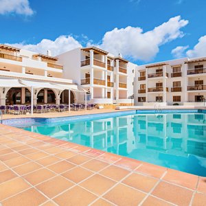 Disfruta de una inolvidable estancia en nuestros apartamentos ideales para todo aquel que busque unas vacaciones tranquilas en familia o en pareja, en una de las mejores zonas de la isla de Ibiza.