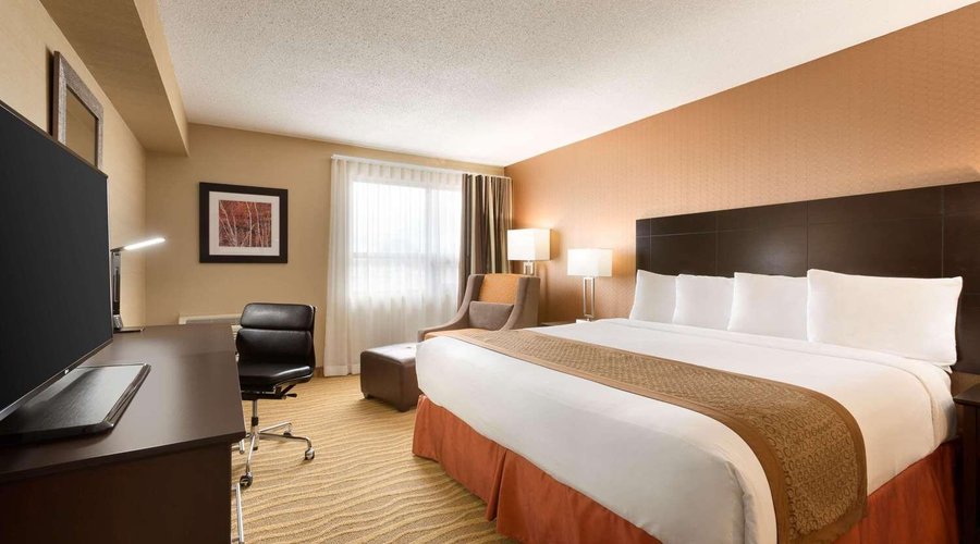 Suite with queen bed(s)