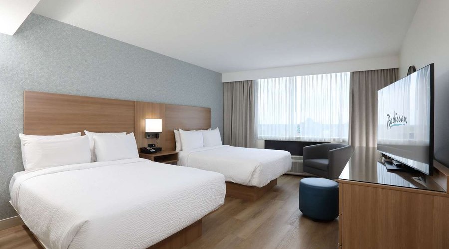 Guest room with double bed(s)