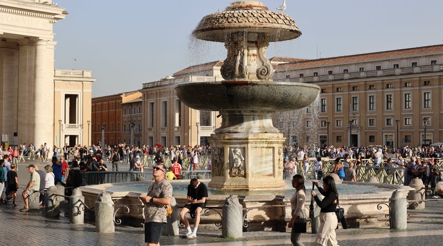 CITTA' DEL VATICANO (Roma) - Piazza San Pietro - Fontana di Destra del Maderno (SCV)