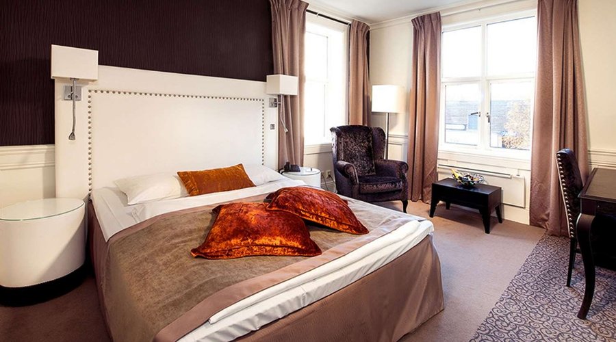 Guest room with one bed