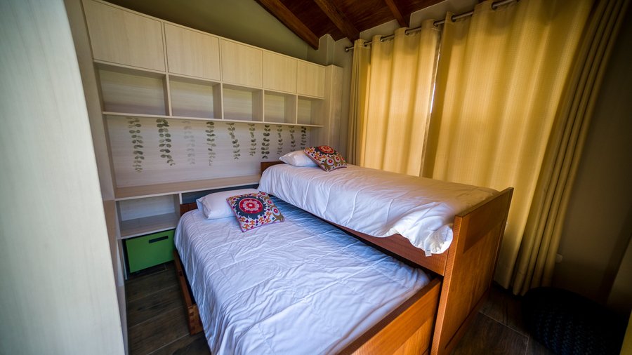 Habitación Colibrí cama tipo nido, 1.5 plz comparte baño completo con Bungalow Huascarán