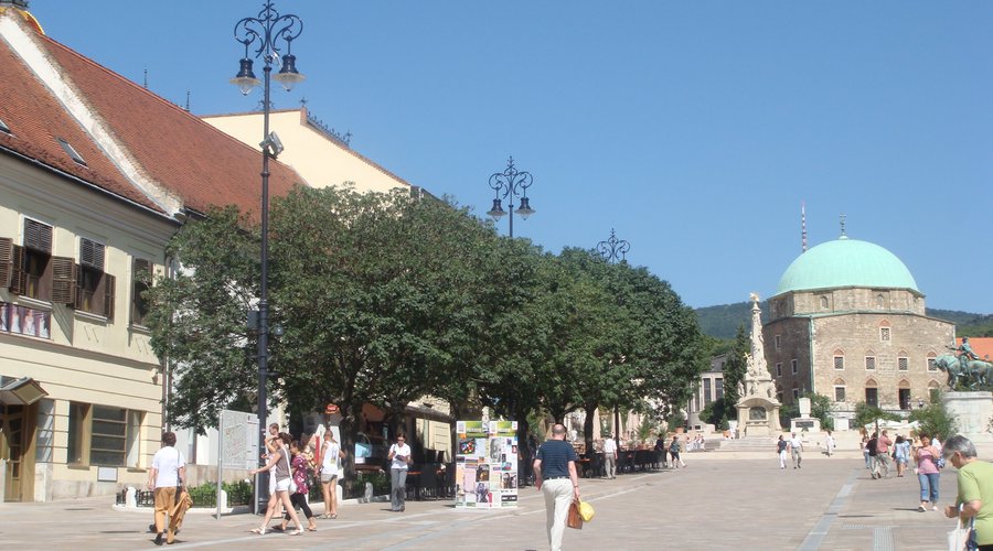 Pécs, statua trinità e Moschea  Pasha Qasim pza Széchenyi (H)