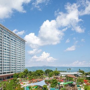 Amari Pattaya-Exterior-Building-Pool 1