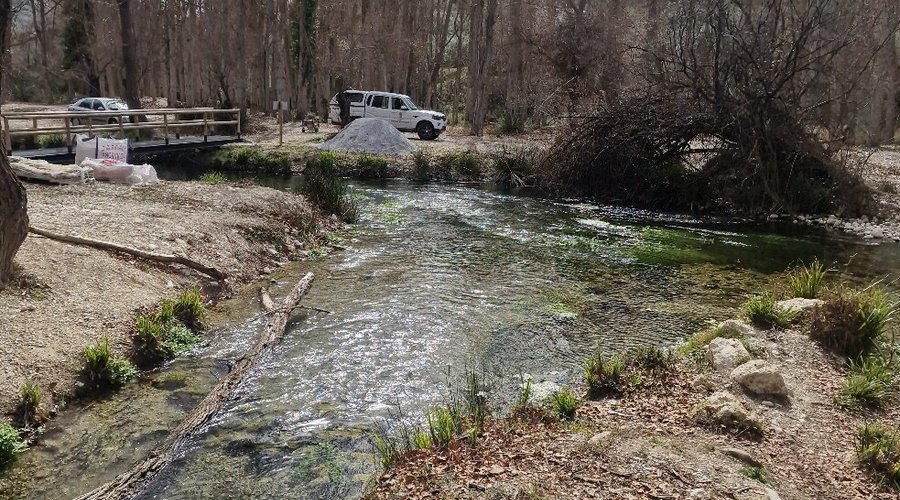Zona con facil aparcamiento, algunas mesas para comer pero no para hacer barbacoas,el bosque de las higueras está justo a la izquierda del parking y casi al lado,hay que cruzar un puente paseando y llegas. Estaban arreglando la zona. Hacia la derecha del parking puedes hacer un paseo de 2.5km ida y otros 2.5km vuelta,junto al cauce del río,viendo animales autóctonos. Es un paseo sin dificultad,agradable. No lo terminamos. Puedes ir con mascota. Carritos no recomiendo, es carril de tierra/piedras