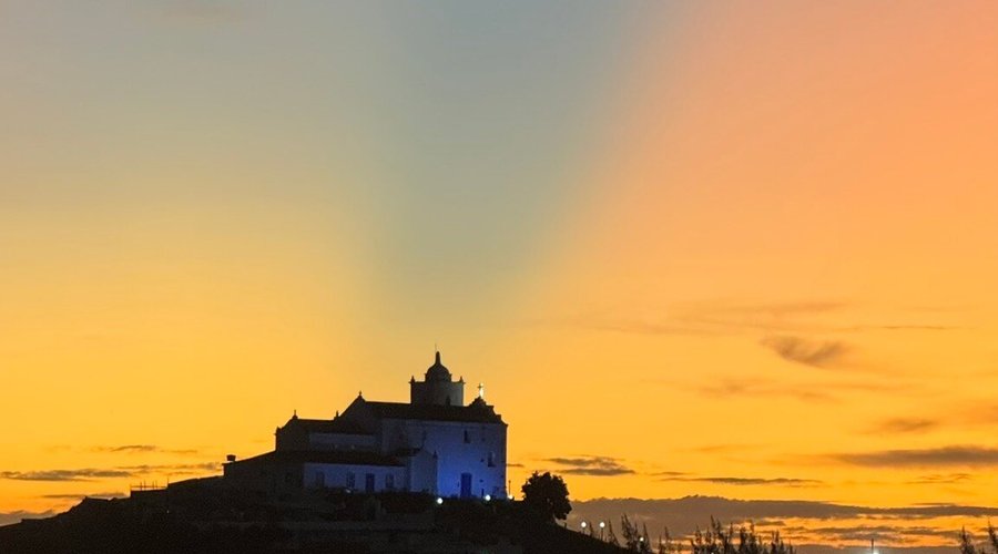Igreja Nossa Senhora de Nazareth vista da praia de Itaúna no pôr do sol