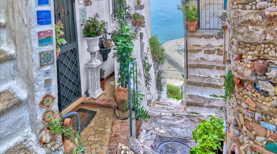 Un vicolo di Sperlonga con il mare sullo sfondo