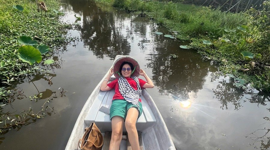 Bạn nằm ngắm bầu trời với tiếng nước tiếng chim hót thật yên bình thư thả.