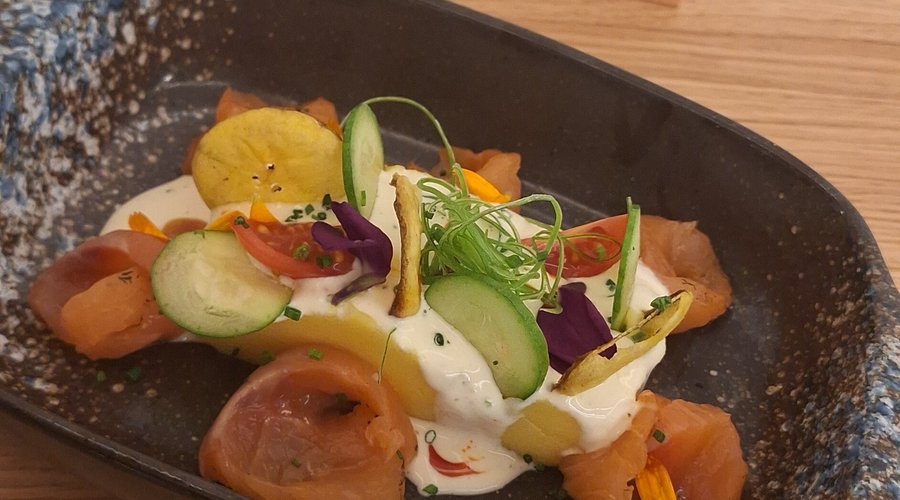 Causa alimeña de salmón ahumado con una mayonesa japonesa citrica y aguacate asado