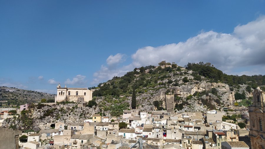 Tra le casupole abbarbicate spuntano ricordi del passato