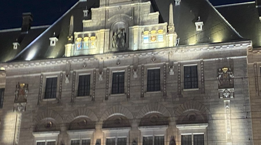 Deel van de voorgevel van het stadhuis van Rotterdam.