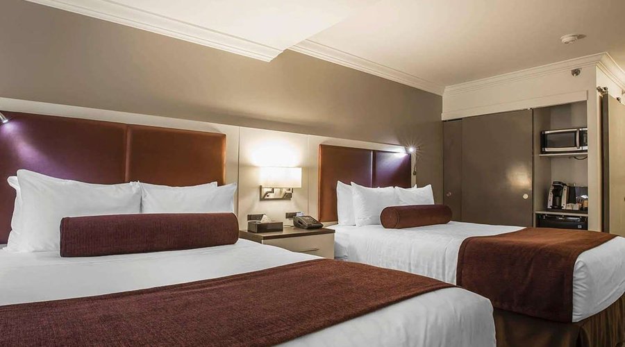 Guest room with queen beds