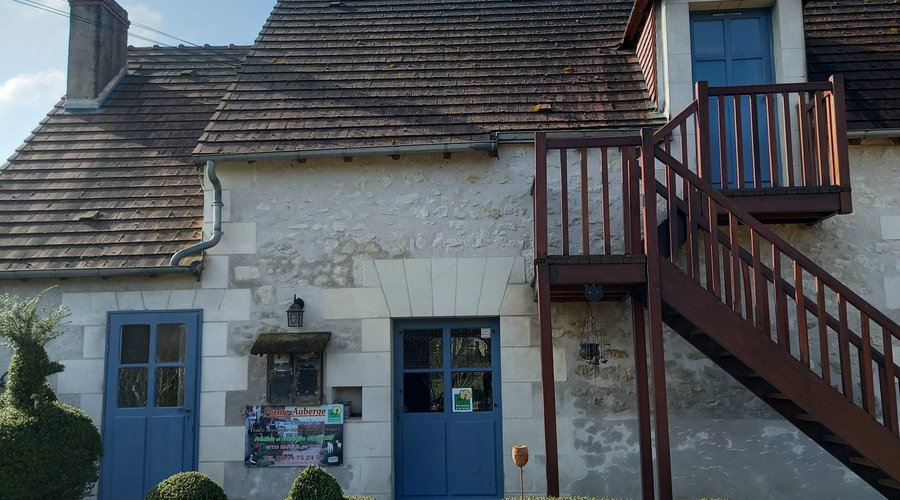 Entrée de l'auberge et des chambres d'hôtes (à l'étage)