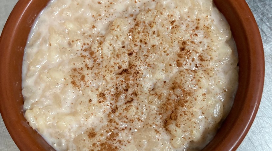 Huisgemaakte rijstepap met kaneel. in het Spaans Arroz Dulce 