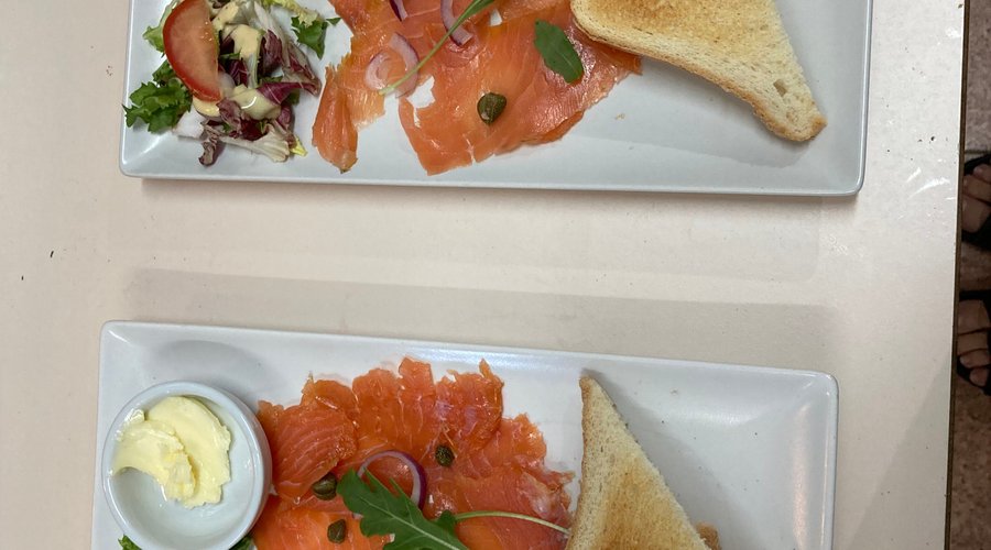 Gerookte zalmfilet met geroosterd brood
