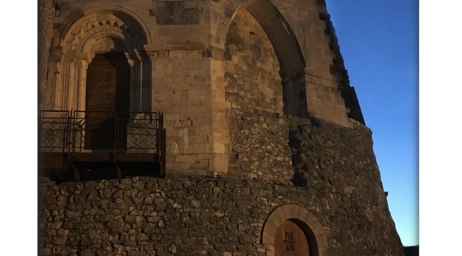 les TABLES D'EN HAUT se situe au cœur du vieux village à 100 mètres de la rotonde de Simiane-la-Rotonde