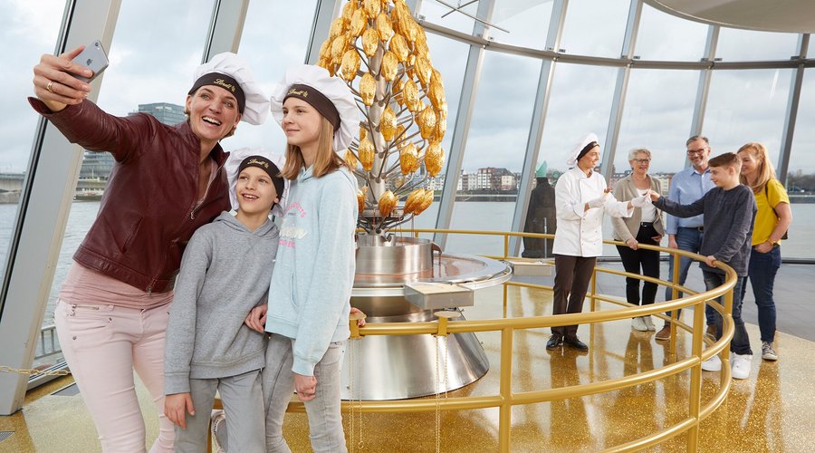 Nascht frische Lindt Schokolade am Schokoladenbrunnen. Unser Maître Chocolatier wartet auf euch!