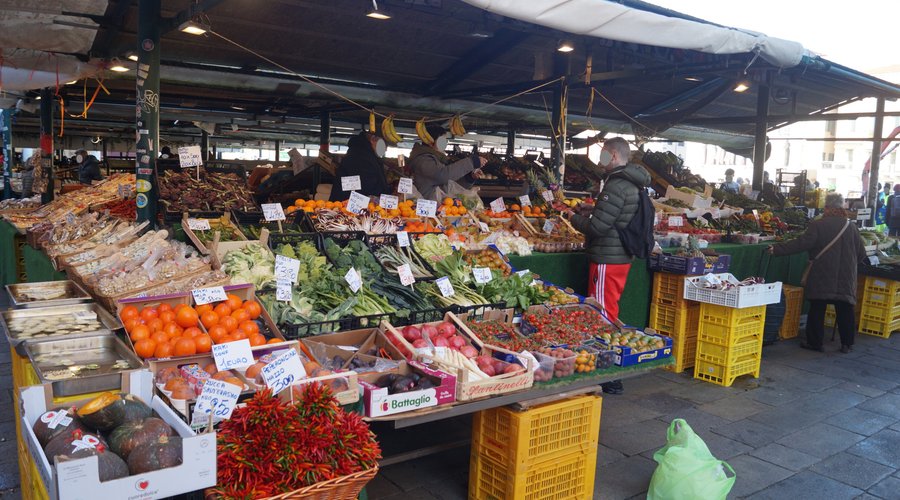 Alcuni banchi del mercato