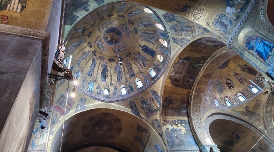 Απίστευτα ψηφιδωτά και γενικά ο πλούτος της βασιλικής. 3€ είσοδος και άλλα 6€ για να πας στο μουσείο και να βγεις στο μπαλκόνι πάνω να δεις τη θέα.