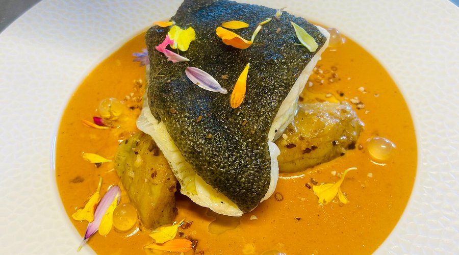 Turbot de Méditerranée,bisque de homard breton,fricassée d’artichauts, fruits moléculaires 