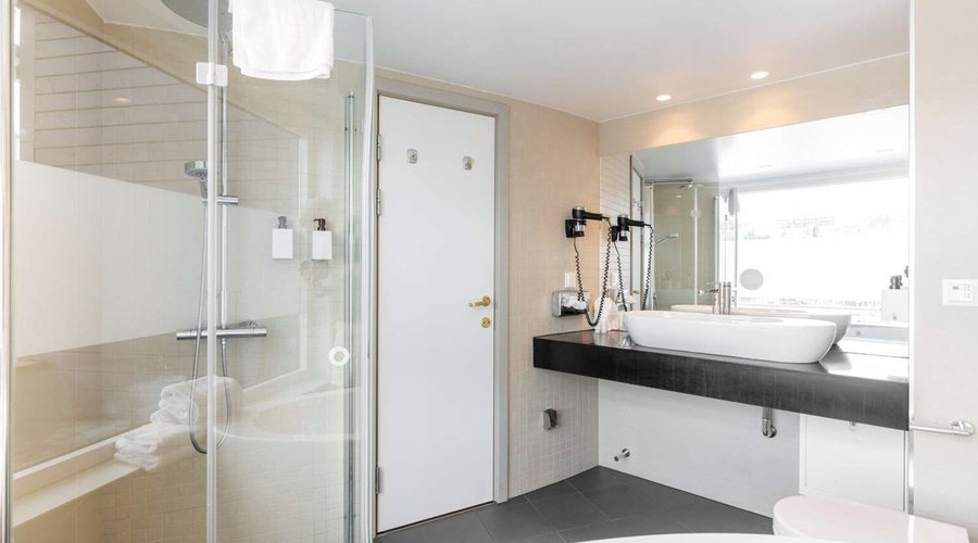 Scandic Ishavshotel ZM Master Suite Bathroom