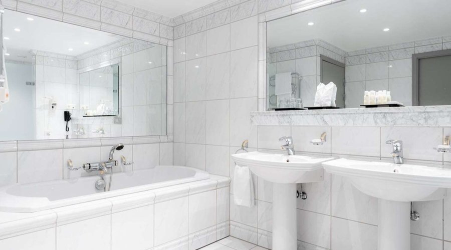 Presidential suite bathroom