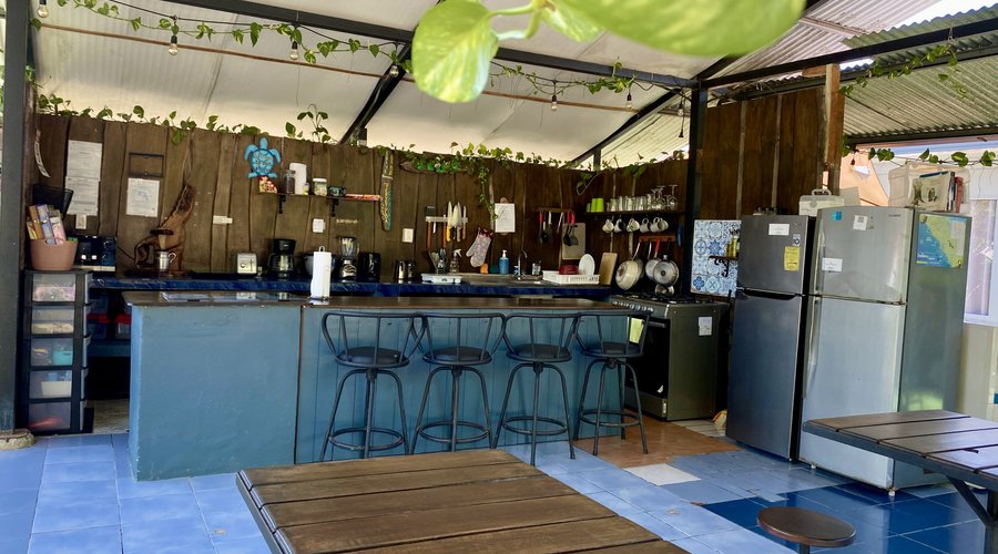 Cocina exterior totalmente equipada, ideal para compartir con otros viajeros mientras preparar tu cena 