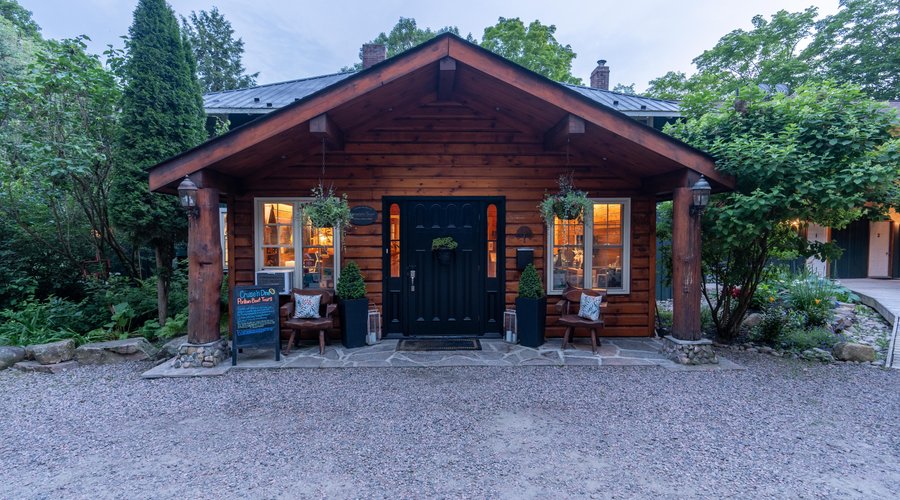 A warm welcome to the Front Desk/Lounge and Restaurant at Heather Lodge.