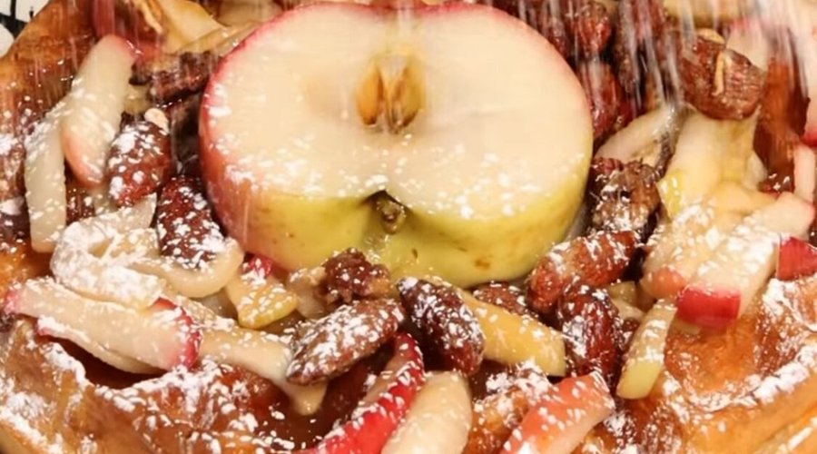L’HEURE NOIRE , waffle topped with seared apples , candied walnuts and blueberries 