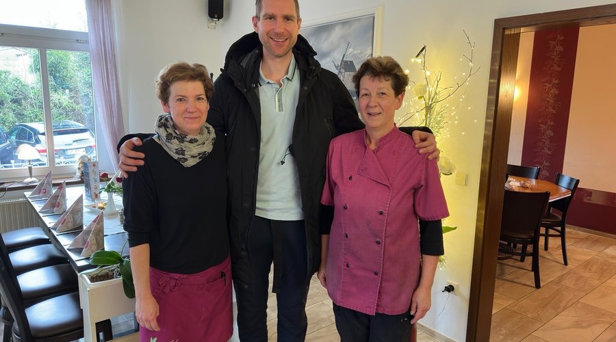 Per Mertesacker zu Gast im Landgasthof Bornitz, Inhaberrinnen zu beiden  Seiten