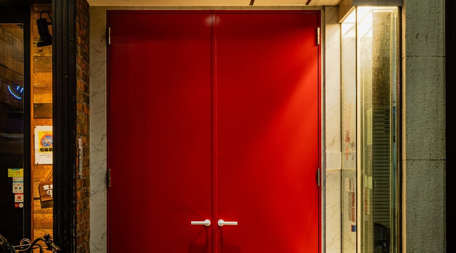 Red door as a landmark