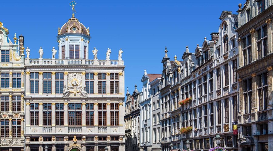 Le Roy d’Espagne – Un cadre exceptionnel sur la Grand-Place de Bruxelles ! Avec ses 350 places réparties sur plusieurs étages, Le Roy d’Espagne offre un espace unique alliant histoire et confort. Profitez de salles chaleureuses avec une vue imprenable sur l’architecture majestueuse de la Grand-Place. Aux beaux jours, installez-vous sur notre vaste terrasse ensoleillée, l’endroit idéal pour savourer un repas ou un verre en admirant l’un des plus beaux sites du monde. 