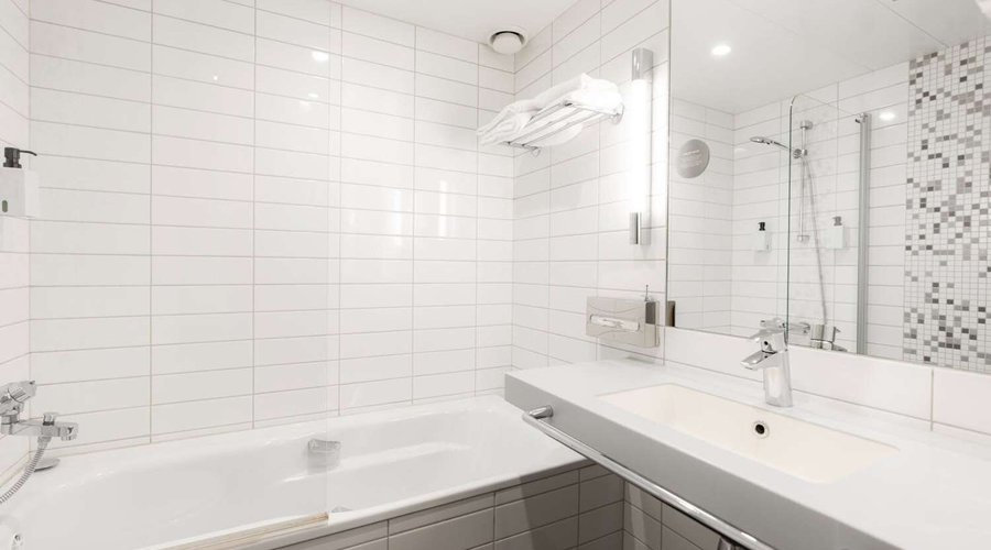 Scandic Stavanger City Family Room FF Bathroom
