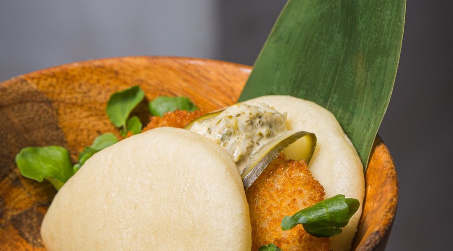 Bao com Peixe Frito em Panko (Tilápia, peixe de rio), Pickle de Pepino e Mayo Tártaro.