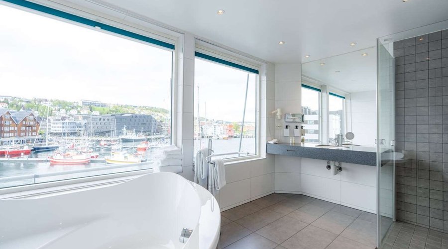 Scandic Ishavshotel ZM Master Suite Bathroom