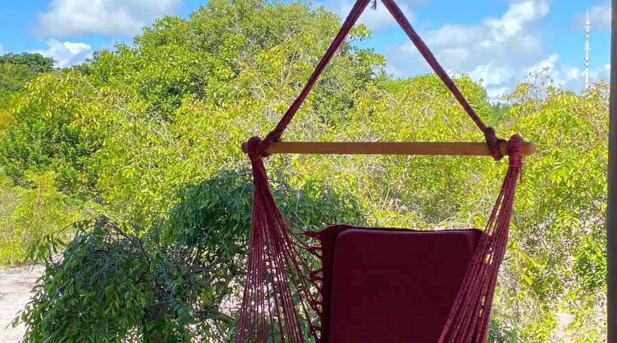 Relaxe ao ar livre com uma área de estar coberta, 4 redes e um ventilador de teto. Aproveite uma refeição no segundo pátio em meio à natureza ou tome um banho ao ar livre para se refrescar depois da praia.