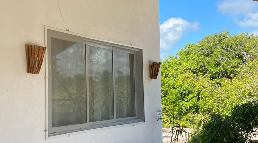 Relaxe ao ar livre com uma área de estar coberta, 4 redes e um ventilador de teto. Aproveite uma refeição no segundo pátio em meio à natureza ou tome um banho ao ar livre para se refrescar depois da praia.