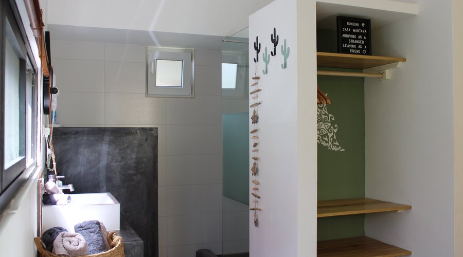 Studio Mantana with an open space bathroom