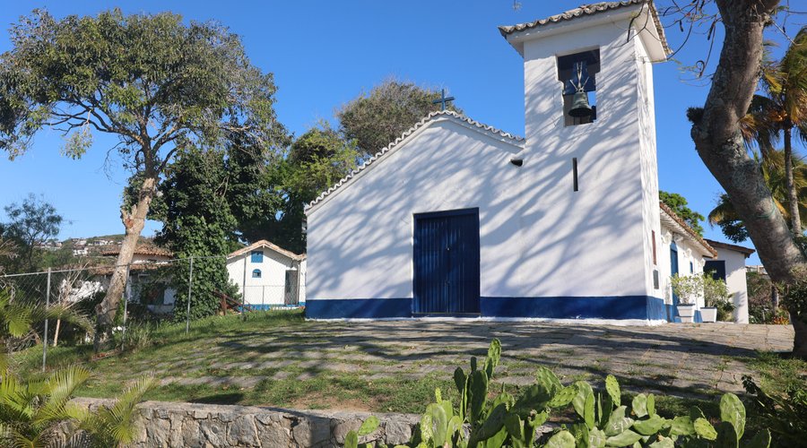 Buzios (Armação dos Búzios) - Igreja de Sant'Anna (Santana), elevação da Praia dos Ossos (Rj