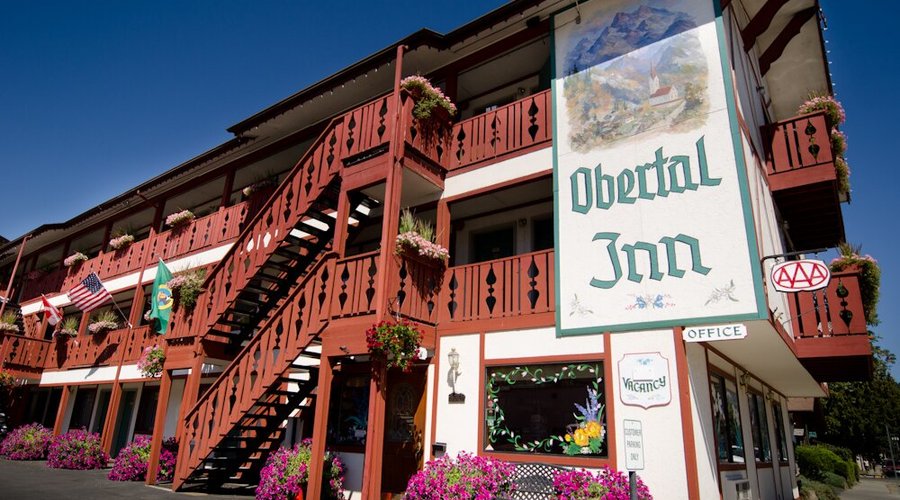 Obertal Inn offers a cozy atmosphere that blends traditional charm with modern convenience, making guests feel at home while immersing them in Leavenworth’s unique alpine village experience. Our vacation homes add an extra layer of relaxation and privacy, perfect for families, couples, and groups looking for a memorable getaway.