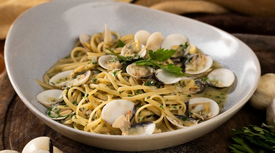 Linguini with clams, garlic, white wine sauce, and parsley.