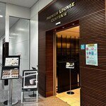 フライトが集中すると人が外まであふれ出ていた。それでも受付はワンオペの謎。