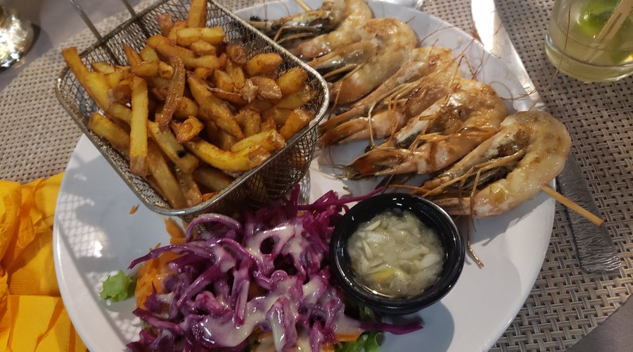 Gambas grillées et frites maison accompagnées de la fameuse sauce chien!