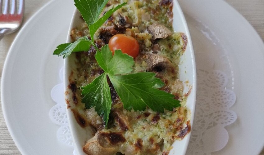 Champignons de paris gratinés à son beurre à l’ail Terrine de foie gras avec son Chutney au gingembre Brochette du filet d’agneau flambée