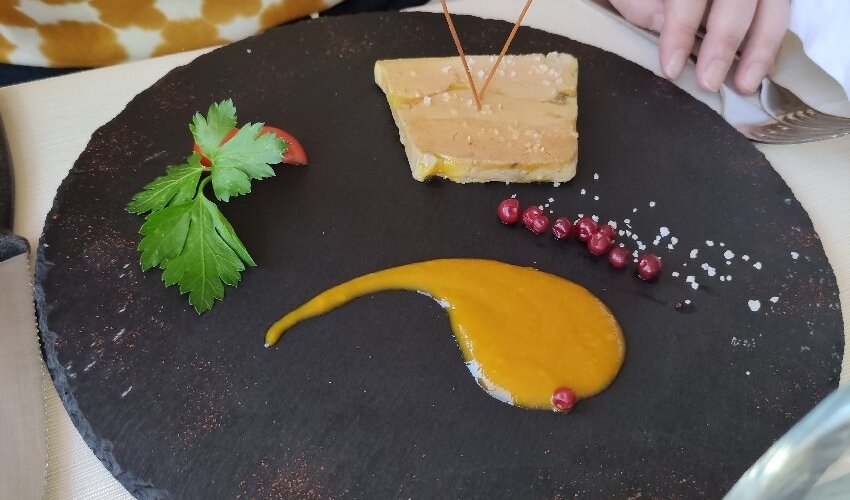 Champignons de paris gratinés à son beurre à l’ail Terrine de foie gras avec son Chutney au gingembre Brochette du filet d’agneau flambée