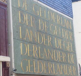 Irgendwas das glänzt und funkelt, schwupps eingepackt.